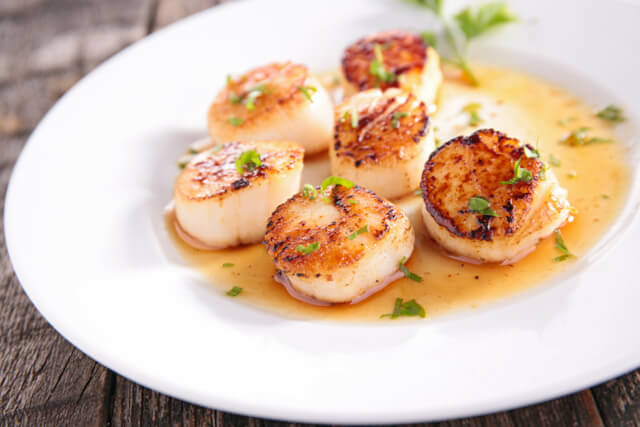A plate of freshly cooked scallops 