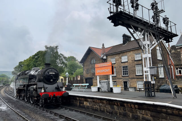 A train arriving at Grosmont Station
