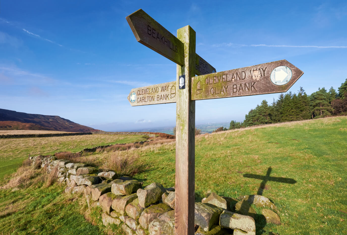 A wooden signposting poining in the direction of the Cleveland Way